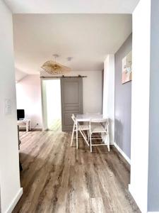 Una habitación blanca con una mesa y una ventana. en Charmant T2 à Aix-les-bains !, en Aix-les-Bains 3 fotos más