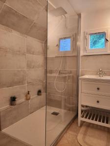 y baño con ducha y lavamanos. en Le Clos Loret en Saint-Germain-du-Corbéis