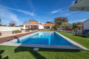 a swimming pool in the yard of a house at Casa de campo e praia in Alfarim