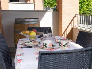 una mesa con un bol de fruta en la parte superior en Casa Valentin, en Monforte dʼAlba