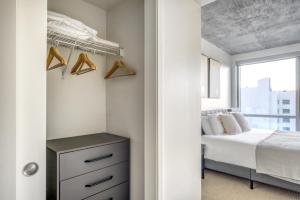 ein kleines Schlafzimmer mit einem Bett und einem Fenster in der Unterkunft Lower Nob Hill 1BR w Gym Lounge WD CVS onsite SFO-788 in San Francisco + 17 Fotos