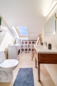 een badkamer met een toilet en een wastafel bij Luka's SEA View Terrace & Steps from the Beach apartment in Mirce