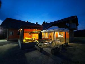 Casa con patio con mesa y sillas en SUN RIVER KOLPA Ap Big, en Vinica