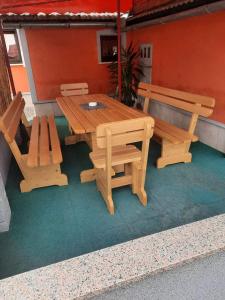 drewniany stół piknikowy i ławki na patio w obiekcie SUN RIVER KOLPA Ap Big w mieście Vinica