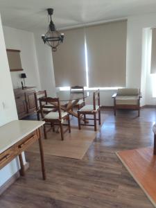 - un salon avec des chaises en bois et une table dans l'établissement Armação de Pêra, à Armação de Pêra