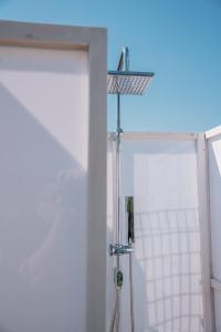 um chuveiro numa casa de banho ao lado de uma janela em BS Village em Metamorfosi