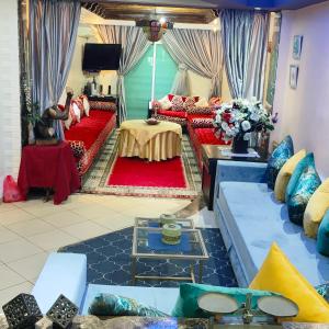 a living room with red and blue couches at Appartement Meublé Quartier Hassan Rabat in Rabat