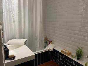 Ванная комната в Le Patio Père Pigne Guestroom