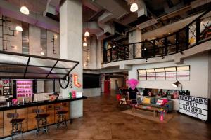 Lobby o reception area sa MOXY Bandung