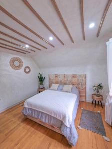 A bed or beds in a room at Très Proche Colmar Évasion sur la route des Vins
