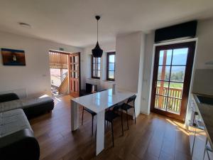 ein Wohnzimmer mit einem Tisch und einem Sofa in der Unterkunft Apartments Pri Jakobu in Kobarid
