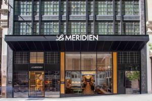 紐約的住宿－Le Meridien New York, Central Park by Marriott，建筑物前方带有经线标志的商店
