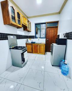 een keuken met een fornuis en een koelkast bij Airbn b Mombasa Bamburi in Mombasa