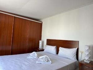 een slaapkamer met een bed met twee handdoeken erop bij Bubu Beach 5 Ático in Los Cristianos