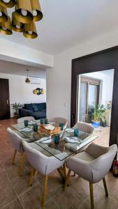 een woonkamer met een glazen tafel en stoelen bij Casa Christiana, Lardos in Lardos