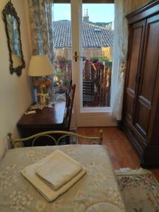 a room with a table with a lamp and a window at B&B I FILOKSENIA in Trieste