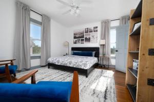 a bedroom with a bed and a blue couch at Walking distance to JAGS Stadium & Downtown in Jacksonville
