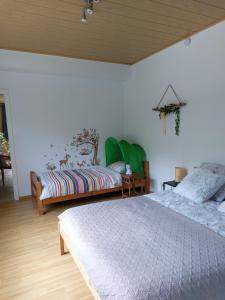 Le refuge de la hoegne في Solwaster: غرفة نوم بسريرين في غرفة