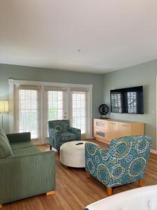uma sala de estar com um sofá e cadeiras em Star Island Resort and Club - Near Disney em Kissimmee