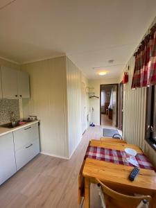 Kuchyň nebo kuchyňský kout v ubytování Furusjöns Cottage