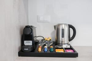 een koffiezetapparaat op een plank met een koffiezetapparaat bij Royal Rei Suite in Umag