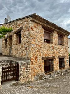 un edificio de piedra con una puerta delante en Casa del Espliego, 