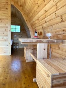 a log cabin with a table in the middle at Vidusgrīvas in Nidden