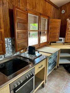 cocina con armarios de madera y horno con fogones en Casa del Espliego, 