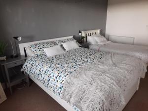 1 dormitorio con 2 camas con sábanas y almohadas blancas en The lookout 