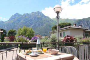 a table on a balcony with a view of mountains at B&B Casa Wanda since 1999 in Riva del Garda