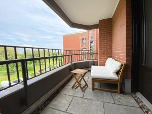 einen Balkon mit einem Stuhl und einem Tisch in der Unterkunft Schöne Wohnung mit Rheinblick/Düsseldorf/Neuss/Messe in Neuss