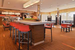 a restaurant with a bar with red bar stools at Courtyard Mt. Holly Westampton in Westampton Township