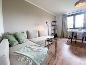 諾伊斯的住宿－Schöne Wohnung mit Rheinblick/Düsseldorf/Neuss/Messe，客厅配有沙发和桌子