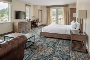 ein Hotelzimmer mit einem Bett und einem Sofa in der Unterkunft Four Points by Sheraton Santa Cruz Scotts Valley in Scotts Valley