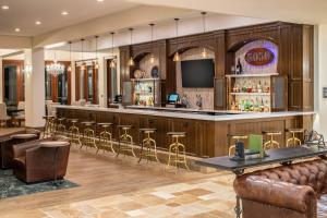 un bar en el vestíbulo del hotel con taburetes en Four Points by Sheraton Santa Cruz Scotts Valley, en Scotts Valley