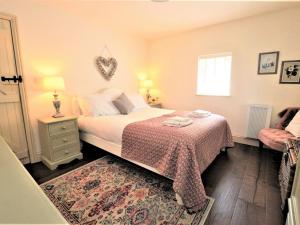 Postel nebo postele na pokoji v ubytování Brook Cottage