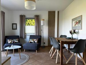 a living room with a dining room table and chairs at Klättes Ferienwohnung mit Garten 