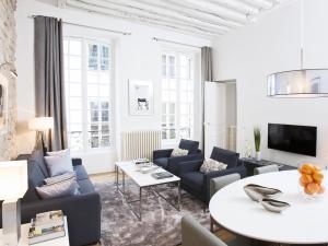 A seating area at LivinParis - Luxury 2 Bedrooms Le Marais I