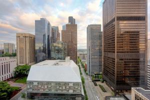 - une vue sur les toits de la ville avec de grands bâtiments dans l'établissement W Seattle, à Seattle