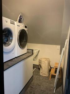 - un lave-linge et un sèche-linge sur un comptoir dans l'établissement Panoramavy nära Gbg och natur, à Olofstorp