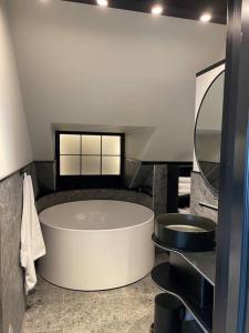 La salle de bains est pourvue d'une grande baignoire et d'un lavabo. dans l'établissement Panoramavy nära Gbg och natur, à Olofstorp
