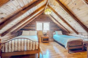 1 dormitorio con 2 camas en una cabaña de madera en Mountain View Farm, en Lisbon