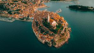 una vista aérea de una pequeña isla en el agua en Luxury Apartment Contesa, en Rovinj