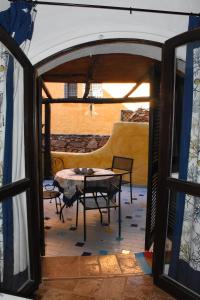 eine Terrasse mit einem Tisch und Stühlen in einem Zimmer in der Unterkunft appartamento Romi in Porto Cervo