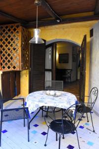un tavolo e sedie seduti su un patio con tavolo e sedie di appartamento Romi a Porto Cervo