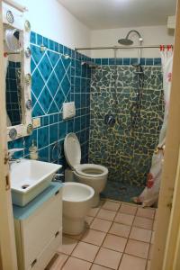 e bagno con servizi igienici, lavandino e doccia. di appartamento Romi a Porto Cervo