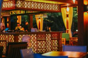 un bar en un restaurante con gente de fondo en Dreamland Oasis luxury apartment, en Chakvi