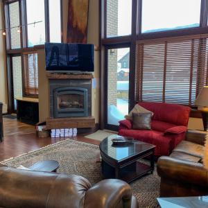 Posezení v ubytování The Historic 901 Condos In the Heart of Fernie + 43 fotografií