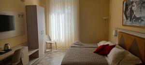 ローマにあるVatican View Roomsのベッド2台とテレビが備わるホテルルームです。