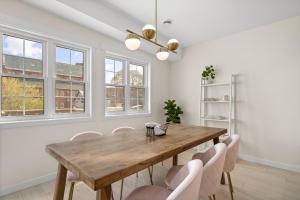 uma sala de jantar com uma mesa de madeira e cadeiras em The Belvedere:Front Street Flats em Belleville